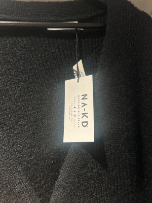 Svart stickad klänning från nakd - Svart Stickad klänning från nakd, aldrig använd då den var lite för stor på mig.💞