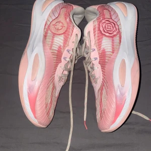  AR1 basket skor - austin reaves 1 basketskor i storlek 48, skorna är använda men är i bra skick. fjärilmärket på ena skon är borttappad, skolådan ingår. pris kan diskuteras.