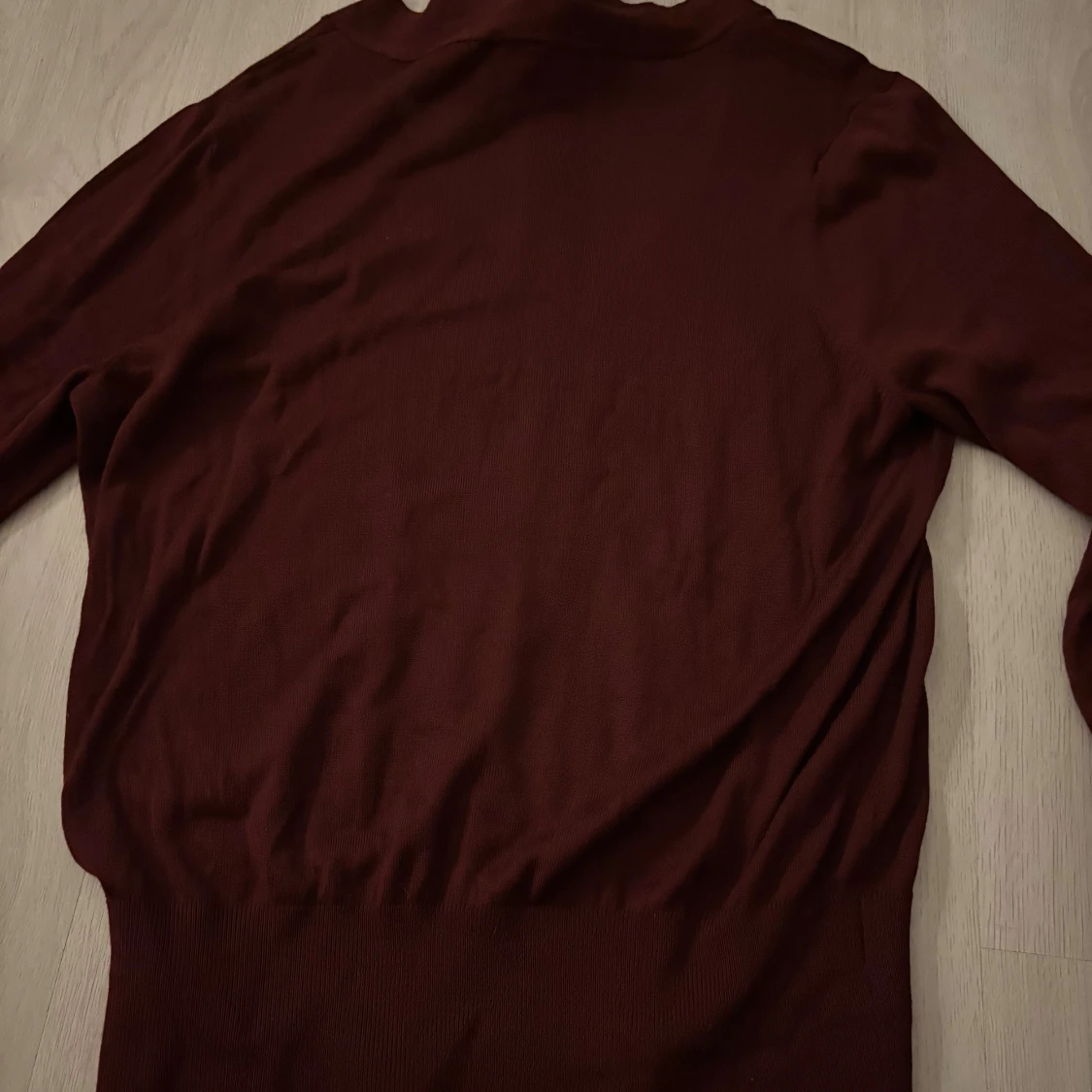 Vinröd stickad tröja med knyt från H&M