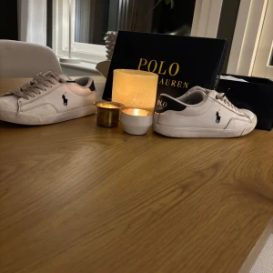 Vita, skinn, Ralph lauren skor - Säljer ett par vita sneakers i storlek 37 från Polo Ralph Lauren. Skorna är i bra skick med endast lite smuts vid tån, lätt smutsiga skosnören och ett litet hål vid bakre innesidan vilket inte märks. Pris kan diskuteras😉