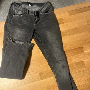 Gråa jeans - Ett par mörkgråa Jeans från hm , har effekter längs ner 💕 passar mig som är 175 men skulle nog passa 180 då de är något för långa på mig