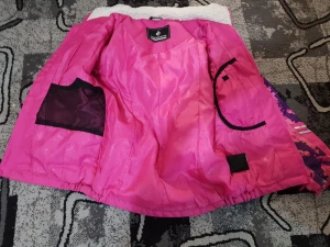 Rosa och lila camo vindjacka - Säljer en färgstark vindjacka från Lindex med digitalt camouflagemönster i rosa och lila. Jackan har huva, dragkedja, reflexdetaljer och flera praktiska fickor både invändigt och utvändigt. Perfekt för dig som gillar att sticka ut med din stil.