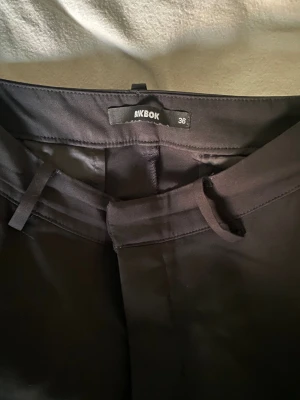 Svarta kostymbyxor - Svarta kostymbyxor från bikbok