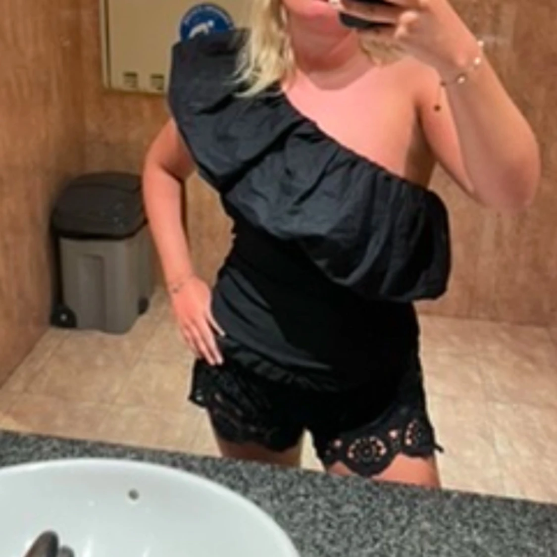 Svart oneshoulder volangtop - 1