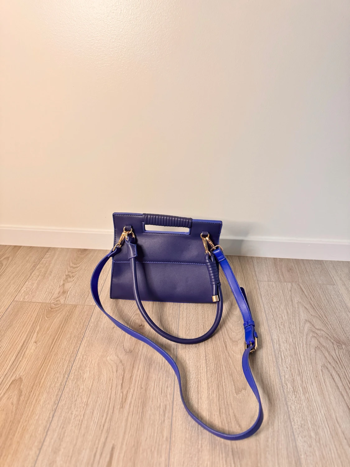 Blå axelväska med gulddetaljer - 1