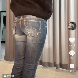 Lågmidjade Lee Jeans - Säljer mina lågmidjade Lee jeans (bootcut), sjukt snygga men dem börjar tyvärr bli för små för mej🥲Storlek 38