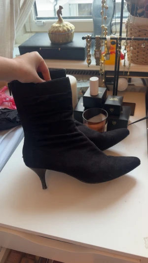 Klackar  - Så snygga låga klackar i svart mocka tyg! Sparsamt använda, storlek 38😇Det finns dragkedja bak