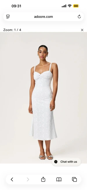 Vit långklänning från Adoore - Superfin vit långklänning från Adoore! Storlek 38 men passar mig som vanligtvis är 36💓superfin till studentmottagning och likande! Endast använd 1 gång 