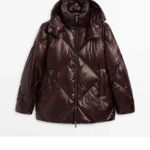 Massimo Dutti jacka - Säljer min vinröda Massimo Dutti jacka i storlek XS. Köpt i vintras så endast använd en vinter, därav i väldigt bra skick💗