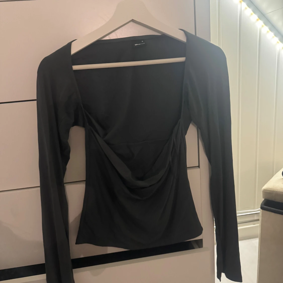 Mörkgrön långärmad topp från Gina Tricot - 1