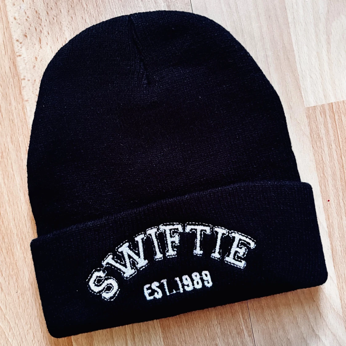 Svart stickad mössa med Swiftie-tryck! - 1