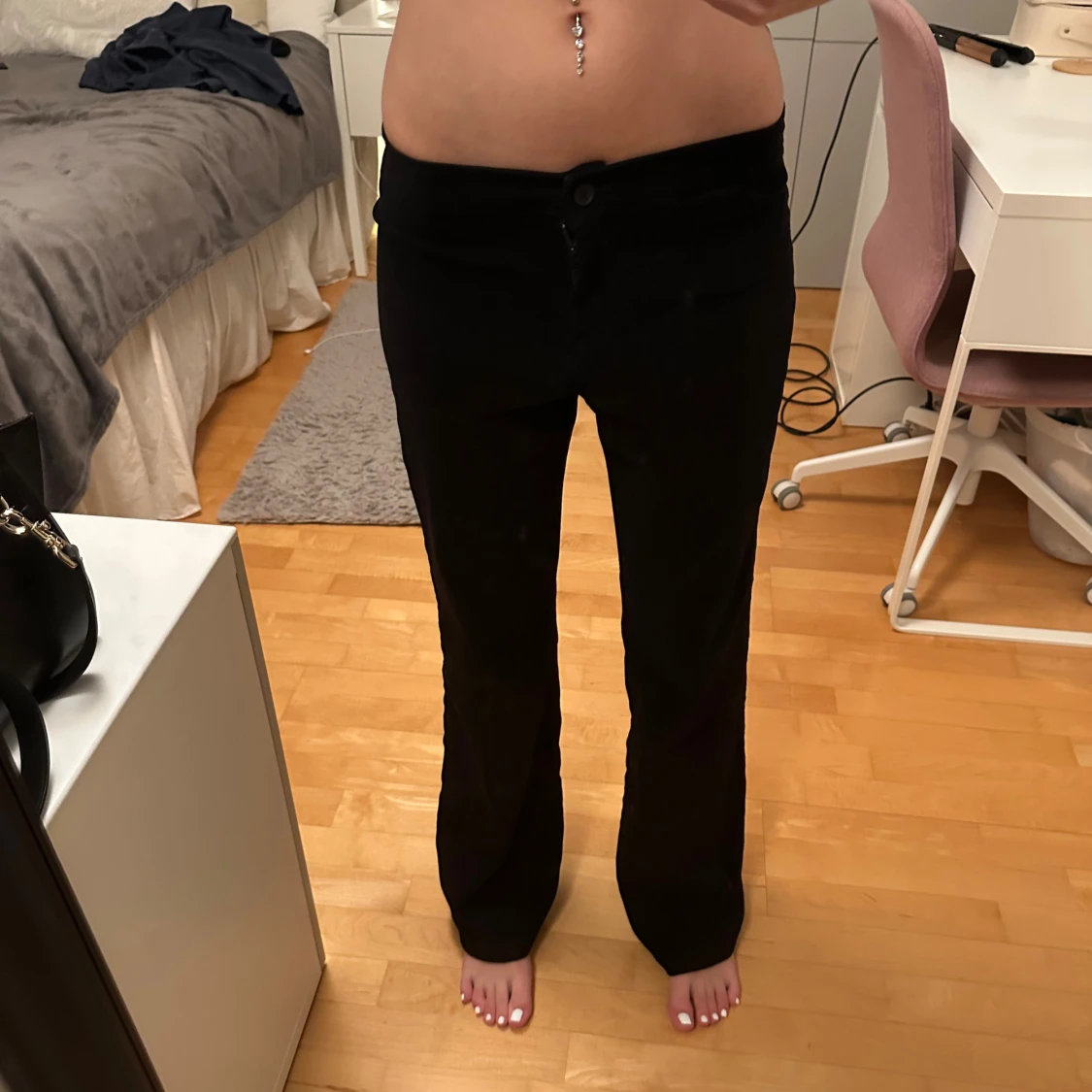 Svarta bootcut byxor i mjukt tyg
