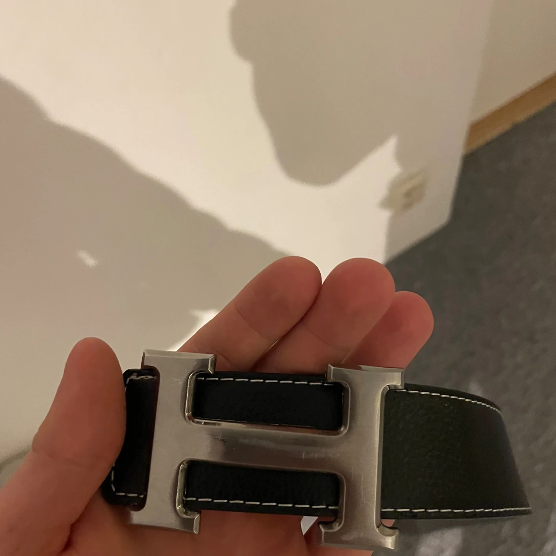 Svart skärp med H-spänne - 2