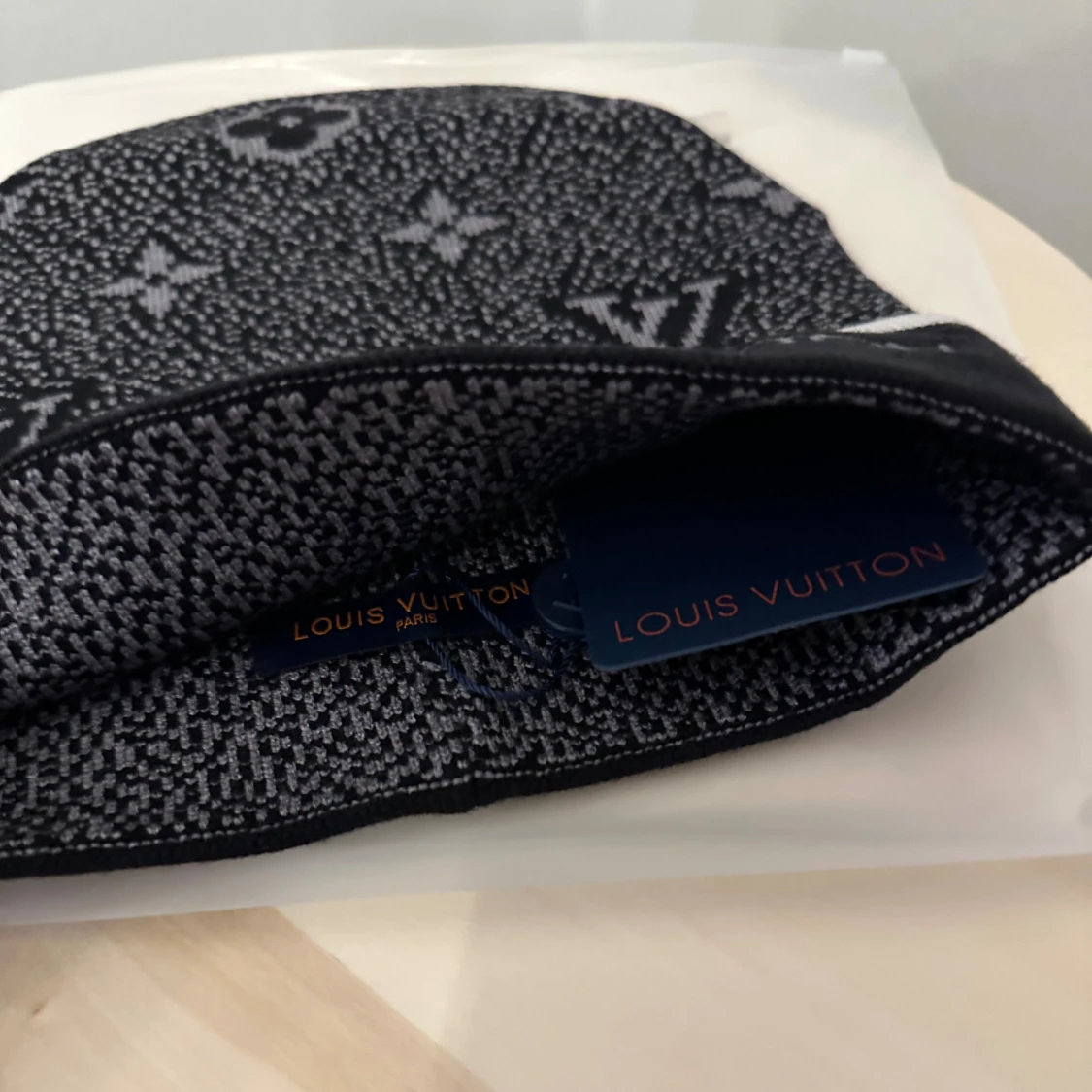 Svart L och V mössa med logga - 4