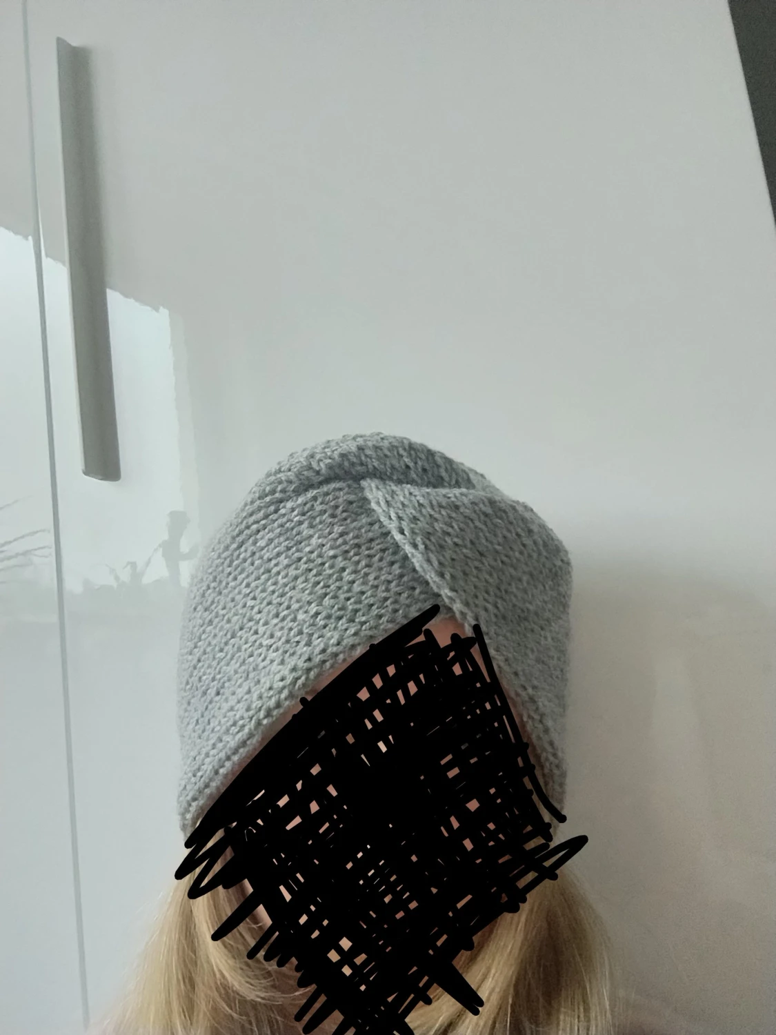 Grått stickat pannband - 1