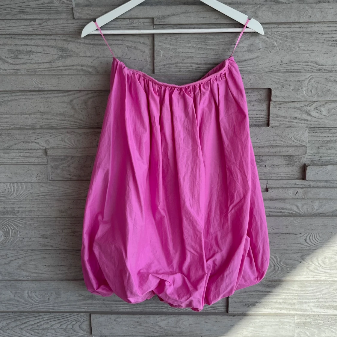 Rosa ballongklänning med tunna axelband - 1