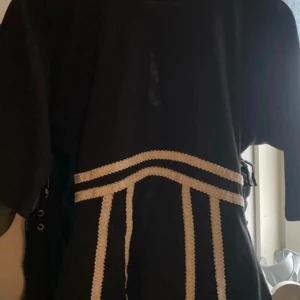 Topp Gina Tricot - Superfin topp med knytning i ryggen. Helt ny med prislapp, endast testad. Superfina vita broderi detaljer framtill. Tveka inte på att höra av dig om du har funderingar kring något!🫶🏻