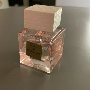 Fleurs de l'Himalaya parfym - Stilren parfym från Rituals med namnet Fleurs de l'Himalaya. Perfekt för dig som vill ha en elegant och modern doft i din samling. Flaskan har en lyxig design som passar på hyllan.