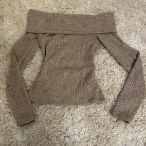 Beige ribbad offshoulder topp - Säljer en beige ribbad offshoulder topp med långa ärmar. 🤍 