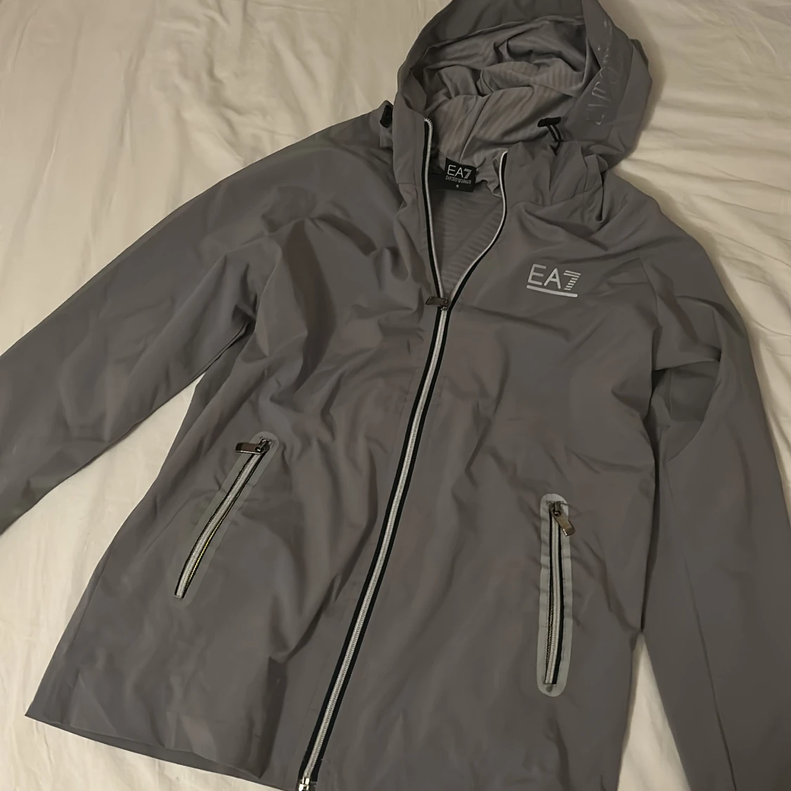Grå EA7 vindjacka med huva - 1