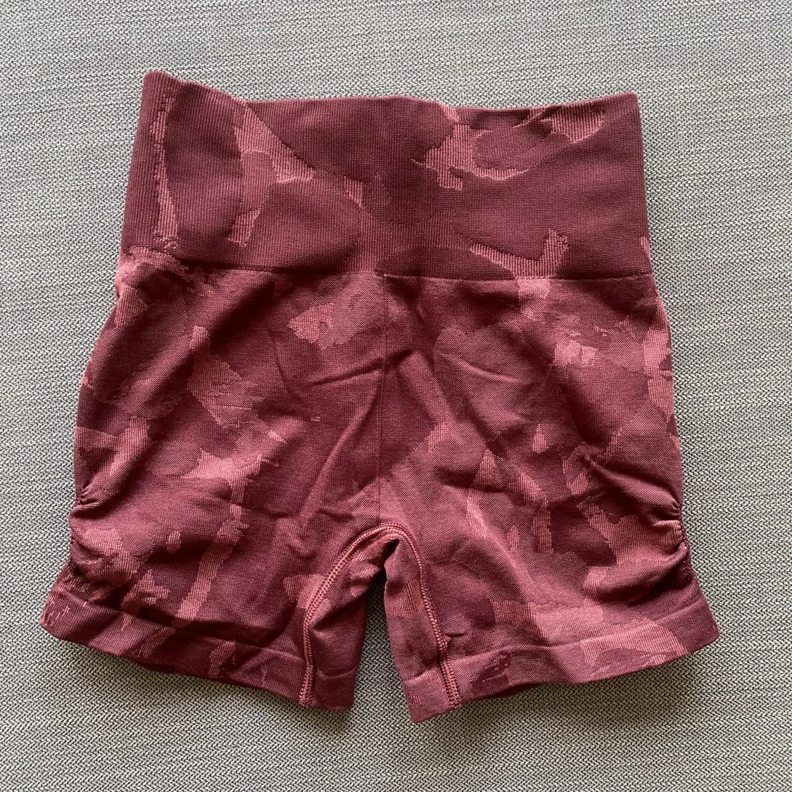 Vinröda camo shorts från Gymshark - 1