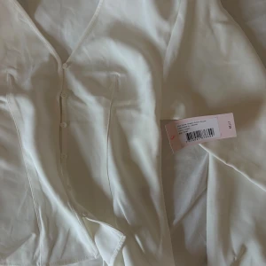 Nelly blus  - Såå fin blus från Nelly i storlek S!🤍 den är helt ny med prislappen kvar🫶🏻slutsåld i strl S🫶🏻