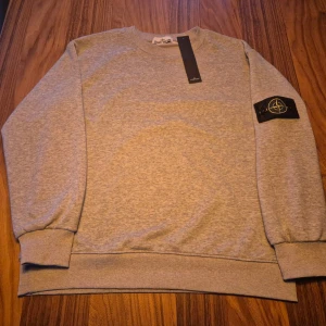 Stone Island hoodie - De är en Stone Island hoodie som knappt är använd så den är i som helt nyt skick. Den är i storlek M men skulle säga att den passar nog s med.pris går att diskutera 