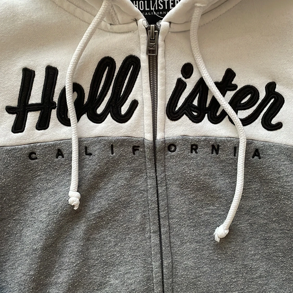 Grå och vit hoodie från Hollister - 2