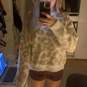 Guld vit leopard tröja - En fin guld vit tröja tjocktröja ish köpt i Spanien. Bra skick lite nopprig men inte mycket har använt cirka 4 gånger köpte den för typ ett år sedan i Spanien. Så de går inte att köpa den här i Sverige säljer den på grund av att jag tycker att den trvättar ut mitt hår eller asså jag tycker mitt hår blir gulare i tröjan🫰pris kan diskuteras. Jag köpte den för cirka 700kr