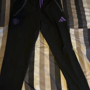 Träningsbyxor / man utd byxor - Manchester united byxor/ man utd byxor i storlek S, jag har aldrig använt byxorna och den har även alla prislappar och sånt på, byxorna går för 800 så tveka inte på att köpa den härifrån. 