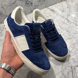 Valentino flycrews royal Blue - Tja säljer nu dessa sjuka flycrews, alla nitar kvar storlek 43 sitter som 44 skick 10/10 använda ett fåtal gånger som ni ser på bild 5 så sitter till och med tagen kvar på sulan. Lätt ett av de fräschare paren ute nu för frågor är det bara att skriva. Inget OG tillkommer