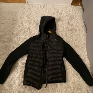 Pjs cardigan  - Säljer nu min pjs cardigan i färgen svart köpt på kids brand store för 3800kr den är i fint skick och har inga hål eller andra skador. Den tvättas innan den skickas för mer frågor eller bilder skriv privat 