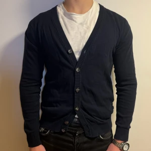 Snygg Kofta  - Säljer den här jätte snygga koftan i storlek L men passar även M, tröjan är riktigt snygg utan några defekter! Priset är inte fast utan går att diskutera!