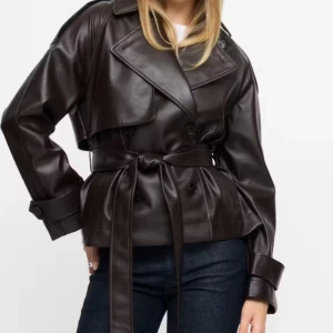 Brun skinnjacka med bälte BikBok - Mörkbrun skinnjacka från BikBok. Använd 2 gånger. Ord pris 1199 kr. 