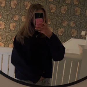 Mörkblå stickad tröja - Säljer en mörkblå stickad tröja i en lite croppad passform. Fint skick och är från Zara. Hittade inte tröjan på hemsidan men hittade en liknande💞