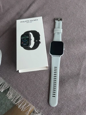 Smart Watch - Helt oanvänd, endast öppnade förpackningen men va inget för mig. Funderat på om jag ska ha kvar den eller inte och då va det försent att returnera. 