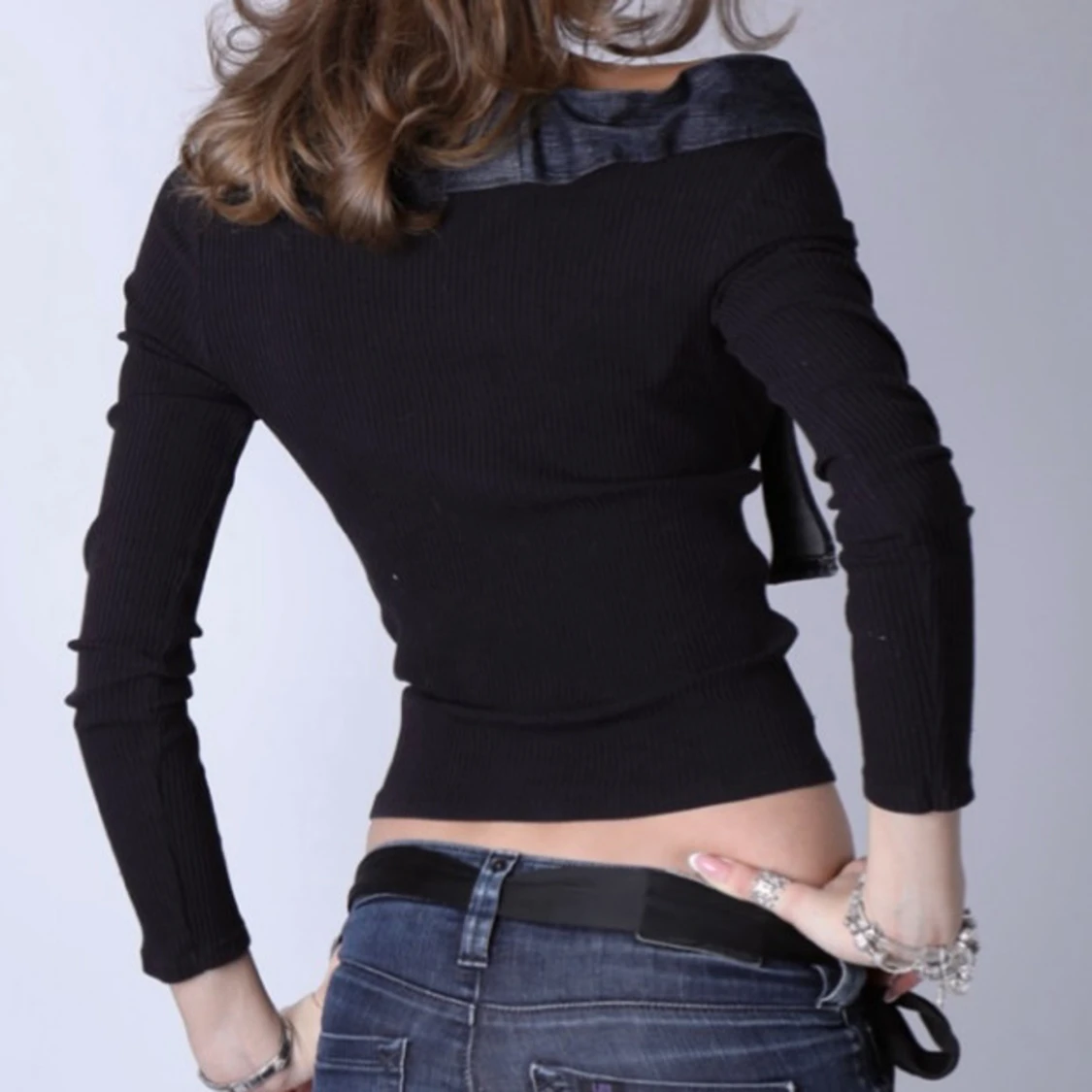 Svart långärmad  offshoulder topp med denimdetalj - 2