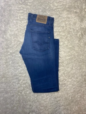 Mörkblåa Replay Anbass jeans - Skick 8,5/10, Inga tydliga defekter. |Storlek W30 L32| Modell Anbass vilket är slimfit| Gåva ingår vid köp!