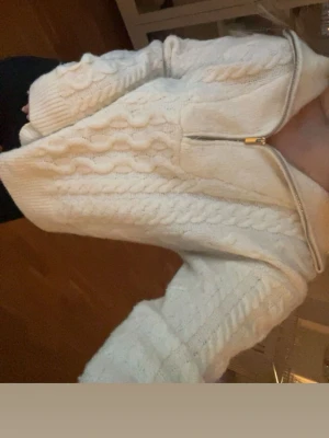 Beige halv zip up stickad tröja! - Otroligt skön och mysig stickad tröja!!🤍Nytt skick, används få gånger! Från bikbok i storlek Xs (skulle säga att den passar folk som har S också)🥰 Man kan ha den med en krage eller vika ner den som jag har på bilderna!!