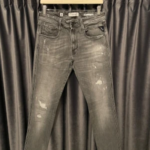 Replay anbass  - Replay anbass aged 10 - skick 8,5/10, fint skick utöver en liten defekt vid skrevet (sista bild)! - storlek 32/34, men passar 30/34 - otroligt feta jeans med feta och eftertraktade slitningar 