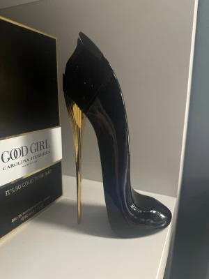 Carolina Herrera parfume - Säljer min good girl parfym. Använd 1-2 sprut