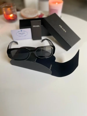 Prada solglasögon  - Säljer ett par Prada solglasögon med originallåda, originalfodral och certifikat säljer den för 600kr