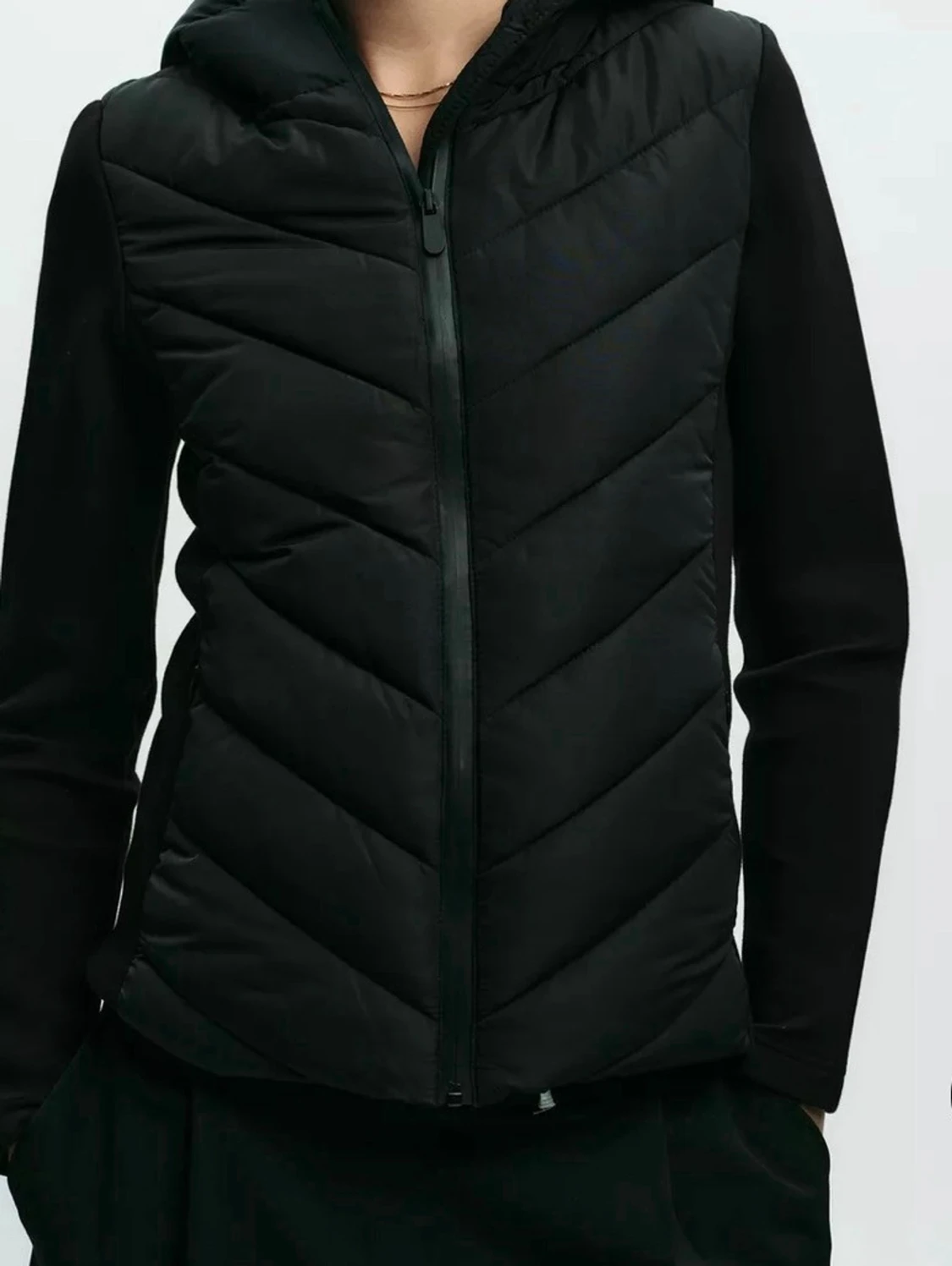 Svart pufferjacka med huva från Zara - 1
