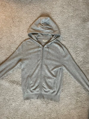 Soft goat hoodie  - As snygg soft goat hoodie i 100% Kashmir så den är len och skön. Passar både killar och tjejer skulle jag säga. Storlek S! Inga defekter