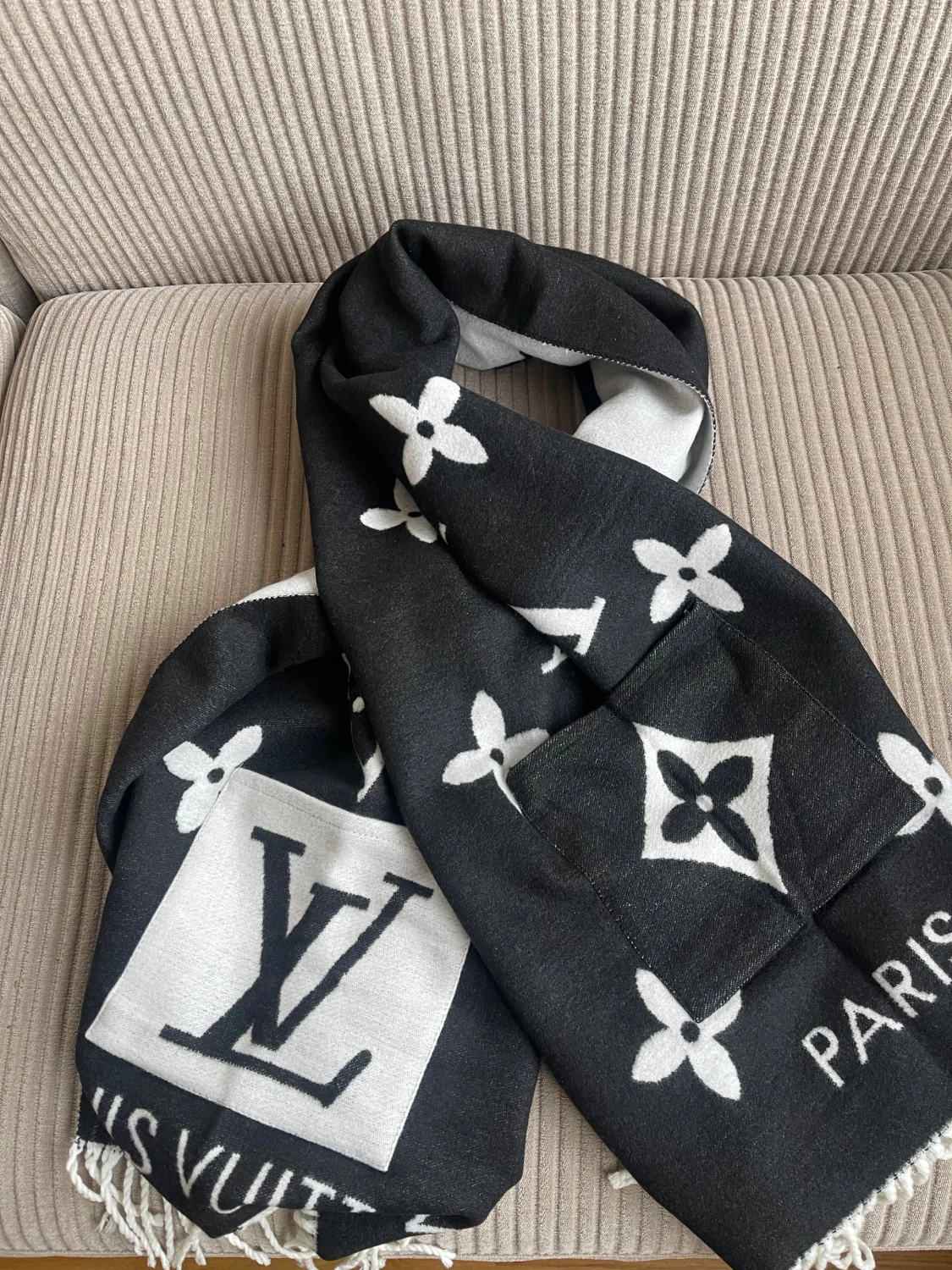 Vuiton svartvit sjal med fickor