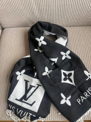 Vuiton svartvit sjal med fickor - Kashmirsjal perfekt för vintern