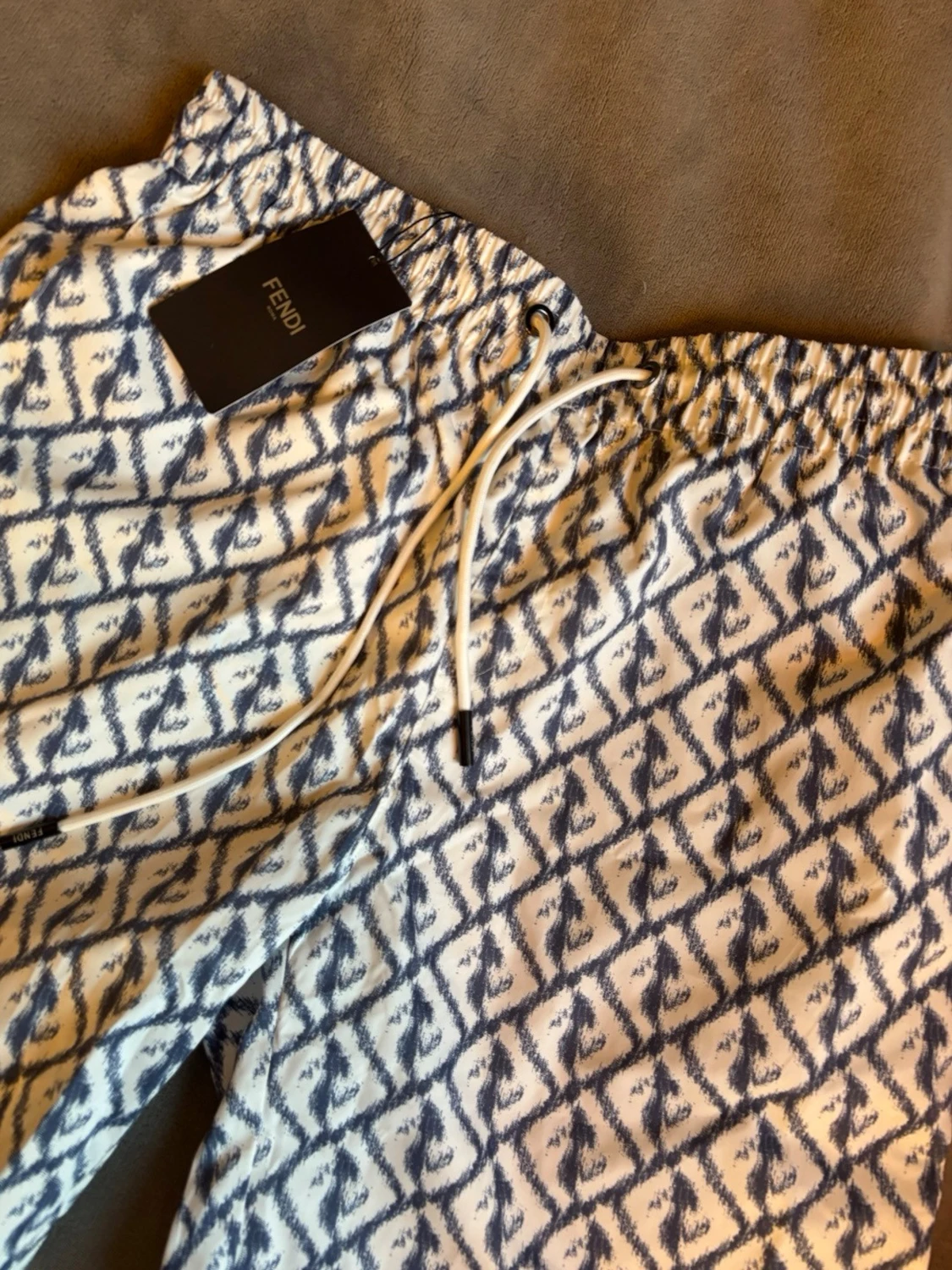 Blåvita mönstrade shorts från Fendi - 1