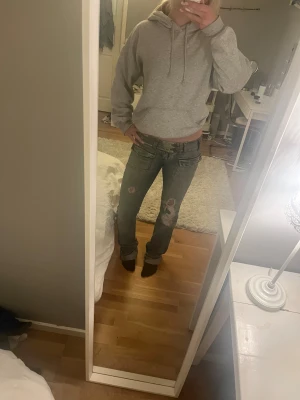 Ljusblå lågmidjade bootcut jeans med hål  - Säljer ett par blåa jeans från sickonineteen med raka/bootcut ben och låg midja. Jeansen har slitna detaljer och fickor fram, säljer då de inte kommer till användning.🙂jag är 163 och de är lite långa :)