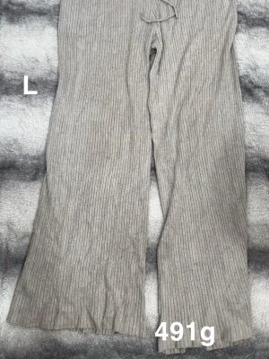 Beige ribbade mjukisbyxor L - Säljer ett par beige ribbade mjukisbyxor i storlek L. Byxorna har snörning i midjan och har breda ben och relaxed passform. Perfekta för chill dagar hemma. 🌸Diffusa fläckar. Eventuell lite mörkare längst ner. Noppor. Långa så användes när jag var gravid. Storlek L