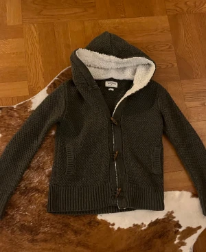 stickad cardigan tröja från lee cooper - Säljer denna väldigt snygga och unika cardigan från LeeCooper i storlek S. Passar även XS. Bara använts några enstaka gånger. Skick 8/10 